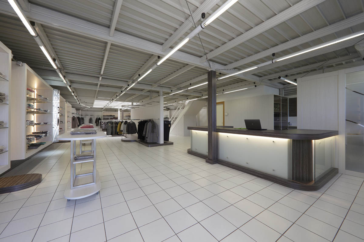 Progettazione e arredo ingrosso abbigliamento a Udine