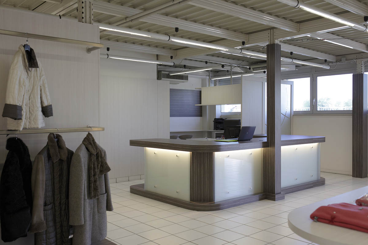 Progettazione e arredo ingrosso abbigliamento a Udine