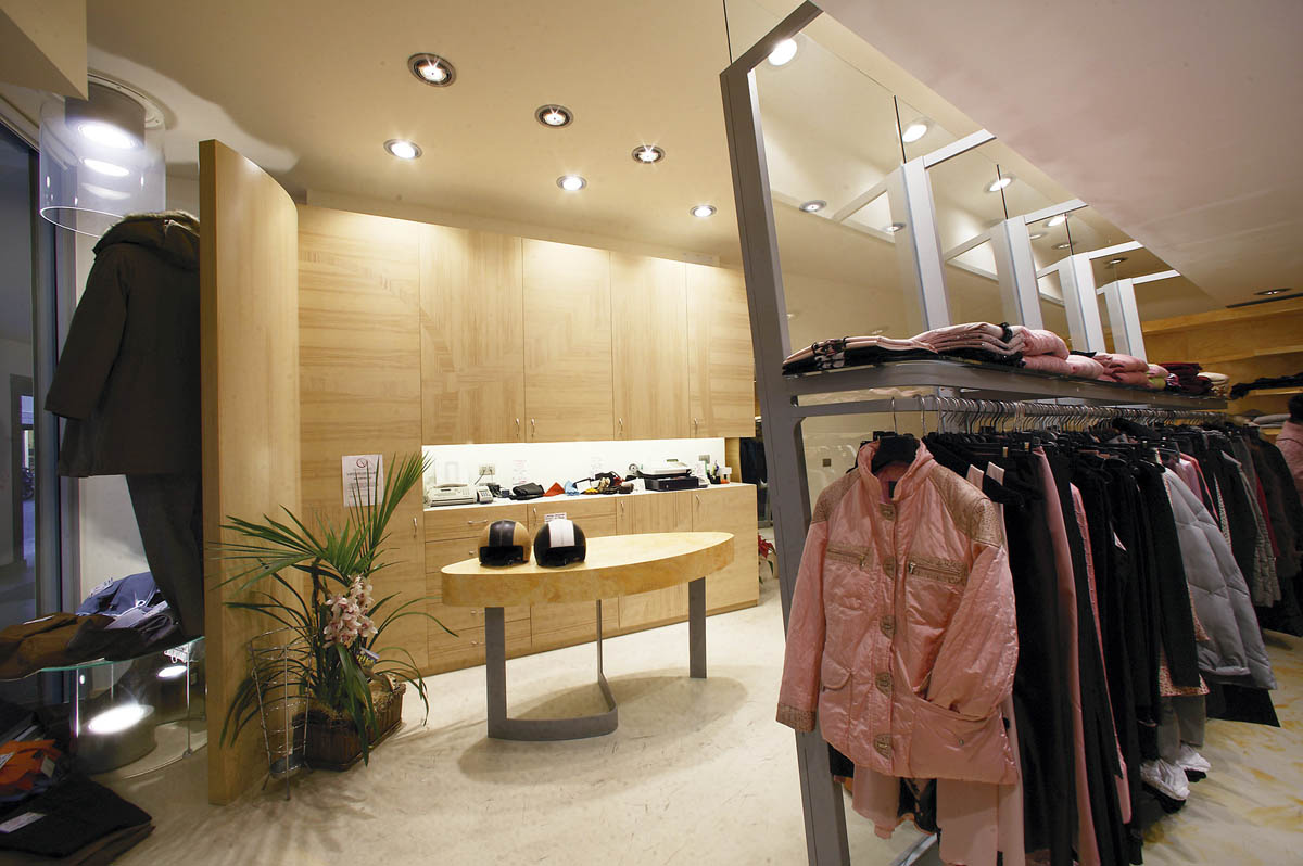 arredamento negozio abbigliamento Udine